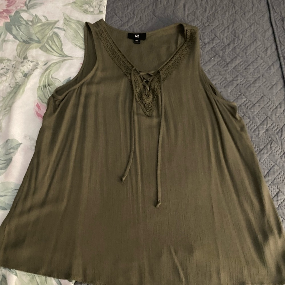 Simple top - Picture 2 of 2